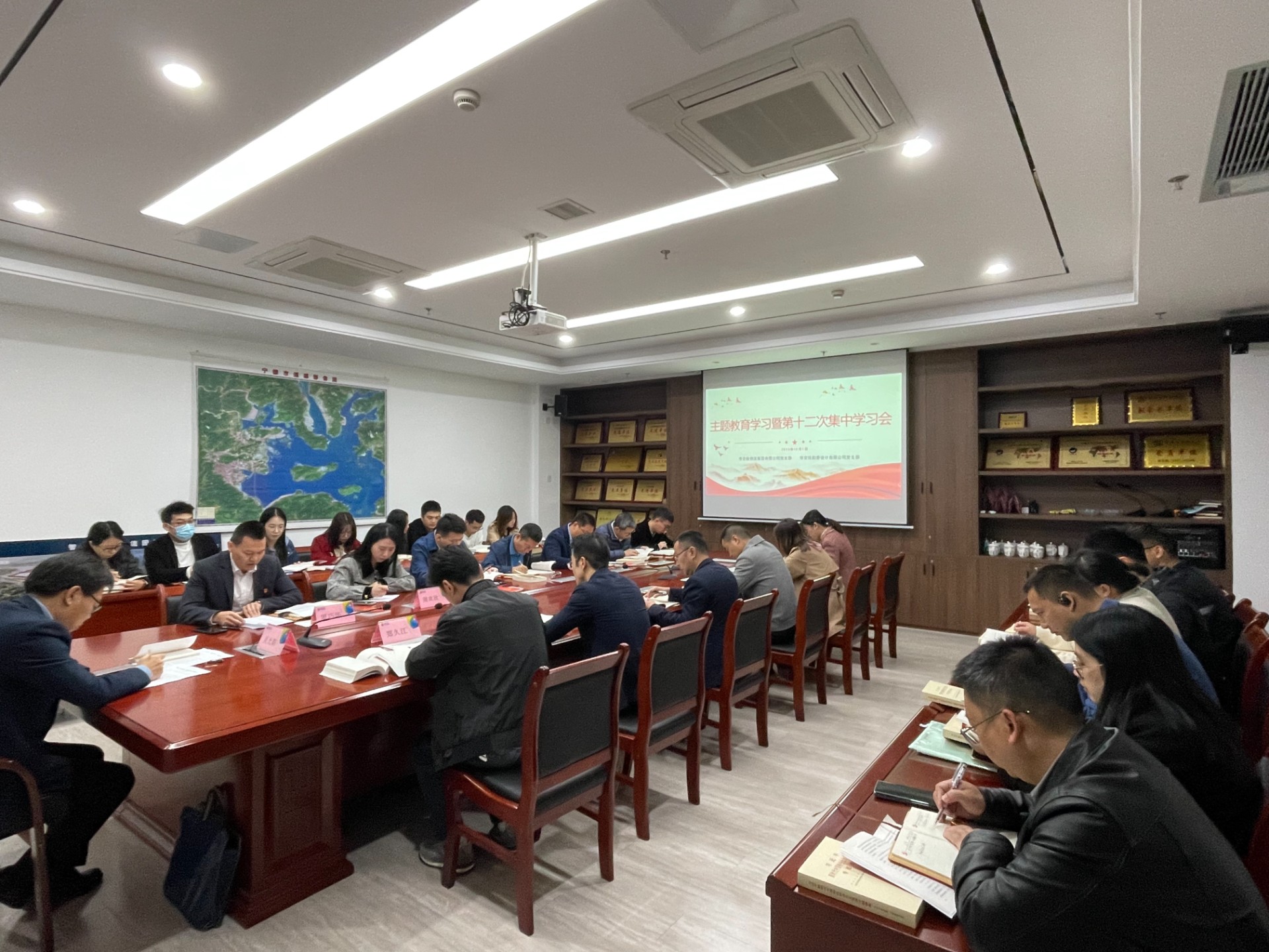 1701767233873031.jpg 市交投物流集團(tuán)黨支部 市交投勘察設(shè)計(jì)公司黨支部聯(lián)合召開(kāi)主題教育學(xué)習(xí)會(huì),葉嵐清攝2.jpg